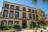 <center>Vias</center>Place des Arène. Ils s'y trouvaient trois hôtels particuliers du XVIIIème,  avec notamment l'ancienne demeure des Allicotis et des Rascas de Palignan, notables viassois pendant la Révolution Française et la première moitié du XIXème siècle. C'est aujourd'hui la mairie.