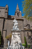 <center>Vias : l'église Saint-Jean-Baptiste </center>Le monument aux mortsà son emplacement actuel depuis 1930, architecte, A. Béchard, sculteur, Jean Mérignargnes. Une jeune femme, représentant la France, tient dans ses bras un poilus mourant. En bas, un coq se tient debout sur un casque allemand, devant une palme.