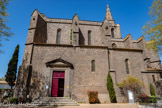 <center>Vias : l'église Saint-Jean-Baptiste </center>La construction de l’Eglise Saint-Jean-Baptiste s’échelonne entre la dernière décennie du XIVème siècle et le troisième quart du XVème siècle. Elle est de style gothique. Elle possède des caractères méridionaux très marqués (murs épais, contreforts, nef unique et large). Son plan rappelle le plan type des églises gothiques du Languedoc mais avec l'intention d'indiquer un transept, ce qui constitue une variété. Comme l'église devait être fortifiée, toute saillie inutile à l'extérieur a été supprimée. Seule la mouluration de la rose est en calcaire, le reste de l'édifice est construit en lave noire. Le bahut en est conservé sur tout le pourtour de la nef, mais il n'en reste que des amorces sur le chœur, à chaque couronnement de contrefort. Autre particularité : l’ouverture de la porte d’entrée au Midi. Cette disposition serait tout à fait locale, mettant les visiteurs à l’abri du vent Nord-Ouest, fréquent et impétueux.