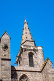 <center>Vias : l'église Saint-Jean-Baptiste </center>Le clocher fut restauré en 1857 puis entre 1977 et 1980. clocher possède trois échauguettes sur encorbellements en quart de rond et une tourelle d'escalier. Sur la façade ouest se trouve, à l'angle nord, une échauguette sur encorbellement et, du côté sud, la défense était assurée par le sommet de la tourelle d'escalier, laquelle a conservé deux merlons. Il devait y avoir une défense semblable sur tout le pourtour.