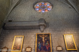 <center>Vias : l'église Saint-Jean-Baptiste </center>L'église est munie d'une guette, petite tribune à pans qui se trouve à l'intérieur, au-dessous de la rose. Une étroite baie l'éclairait, par laquelle on surveillait la campagne à l'opposé du village, groupé à l'est. Un passage étroit, porté en encorbellement, conduisait de la tourelle d'escalier à cette guette. Il est probable que le mur d'enceinte venait s'appuyer contre l'église. Trois tableaux du XVIIIe, représentant : St Jean-Baptiste, la décollation de St Jean-Baptiste, le crucifiement.