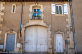 <center>Portiragnes</center>Maison vigneronne. Le long de l’avenue Jean Moulin, ce sont des maisons avec remise (garage) qu’on appelle ici « magasin ». Ils étaient
utilisés comme remise ou écurie pour l’âne. Plus tard, le vigneron l’utilisera pour la vinification et le stockage du vin. La vraie maison de vigneron, à étages, date de l’arrivée en masse des premiers « émigrés » à Portiragnes venant du Tarn ou de l’Ariège, à partir de 1830. Petit à petit, la
maison s’orne de balcons et les façades deviennent plus jolies. À l’intérieur, la cuisine est au rez-de-chaussée et le « magasin » attenant. Les « grands propriétaires » disposent d’une cour fermée par une haute grille en fer forgée
dans laquelle on distingue une habitation, un cellier, une remise.