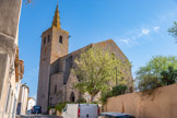 <center>Portiragnes : église Saint-Félix.</center>Cette église du XIIe siècle a contribué au développement
du village. Elle a été remaniée au XIVe siècle. Construite
en pierres de basalte, tout comme l’église de Vias et la
cathédrale d’Agde, elle est classée Monument Historique
depuis juin 1932. Le droit de l’évêque d’Agde sur Saint-Félix
de Portiragnes est confirmé dans des écrits de 1156. Puis
cette église est mentionnée en 1305 comme prieuré dépendant du chapitre cathédrale de St Nazaire de Béziers. La construction pourrait appartenir au style de transition
de la fin du XIIe siècle. Il correspond à la naissance et
l’expérimentation du style gothique dont les caractères
principaux sont l’usage de la voûte sur croisée d’ogives
permettant de prendre en largeur, de l’arc brisé pour gagner de la hauteur, et l’arc-boutant.