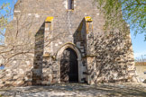 <center>Portiragnes : église Saint-Félix.</center>Le portail ogival possède un élégant encadrement mouluré réalisé non en basalte, qui n’est adapté à la taille, mais dans un calcaire blanc très fin. Il est flanqué de piédroits dont l'imposte est sculptée de chaque côté de la porte d'une tête humaine, de chapiteaux feuillagés et d'un animal fantastique, tous très érodés.