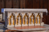 <center>Portiragnes : église Saint-Félix.</center>Le bon Pasteur est entouré par un pape et saint Marc à gauche et saint Luc et une martyre (sainte Philomène ?) à droite.