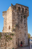 <center>Tour Tourreluque</center>La tourreluque est un des rares vestiges de l'enceinte médiévale et de loin le plus impressionnant. Elle date du 14e siècle quand la guerre de Cent Ans, menée loin au nord, jetait sur les routes d'une Provence préservée, des bandes de soldats démobilisés devenus pillards. De plan polygonal, avec ses créneaux sur mâchicoulis-arcades, elle est typique de l'architecture militaire d'alors, très semblable à celle d'Avignon. Les remparts ne furent détruits qu'au milieu du 19e siècle et laissèrent la place au boulevard périphérique.