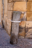 <center>Vestige d'une colonne d'un ancien mausolée romain trouvée dans le Palais Comtal.</center>