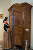 <center>Le château de Montauban.</center>Armoire de mariage (Noyer, style Fourques, Epoque début XIXème, circa 1830)
L'armoire était apportée par la jeune épousée en guise de dot pour conserver le trousseau des jeunes mariés. Plus haut que large, et tout en rondeur, elle se caractérise par deux portes décorées chacune par trois panneaux moulurés. La corniche et les pieds complètent le décor par leurs lignes sinueuses. La réputation de l'armoire vient surtout de ses ferrures très travaillées. Chaque porte est fermée par trois serrures pour que la maîtresse de maison puisse mettre à l'abri ses trésors et souvenirs. Si l'armoire était un don du père de la mariée, le travail du fer était le présent du père de l'époux. D'ailleurs quant l'armoire montrait de belles quincailleries, on disait que le marié était bien ferré.
Style Fourques : ce style tient son nom d'une localité proche d'Arles. Il se caractérise par de minces moulures se terminant par des boucles enroulées en escargot? C'est une stylisation très poussée et aplatie de la moulure rocaille, un décor en colimaçon.