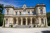 <center>Le château de Montauban.</center>Dans Sapho, le domaine des Gaussin en est une réplique : «Une côte rocheuse [...], la maison, moitié ferme et moitié château, large perron, toiture italienne, portes écussonnées, que continuaient les murailles rousses du mas provençal, les perchoirs pour les paons, la crèche aux troupeaux...» Outre tous les détails de la vie provençale, il évoque encore le vieux chien Miracle, et ce cagnard où, comme lui, le jeune Jean aime à venir s'isoler...Ce château est en effet un mas doté au XIXe d'une façade monumentale. Aussi l'arrière présente-t-il toujours un profil trapu et allongé contrastant avec l'élévation de la façade en pierre de taille, rigoureusement symétrique et largement ouverte sur l'extérieur.