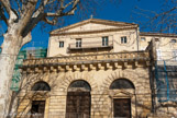 <center>Temple protestant d'Arles</center>On a deux façades à bossage, avec des portes cintrées. Sur le devant, elle est imposante, avec une terrasse et d’un fronton qui était surmonté d’un petit dôme aujourd’hui disparu. On a utilisé la pierre de Fontvieille et pour l’intérieur celle de Beaucaire