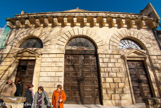 <center>Temple protestant d'Arles</center>On estime la population de la ville d'Arles à 15 000 âmes environ au XVI ème siècle. La ville est alors située au milieu d'un immense territoire agricole très fertile, gouvernée par une aristocratie foncière ainsi que de riches bourgeois qui élisent chaque année quatre consuls, deux nobles et deux bourgeois chargés de diriger la vie de la cité. Le premier consul est toujours un noble.
Au XVIe siècle, la Réforme gagne en popularité en Provence, comme partout ailleurs, d'abord parmi le clergé : au monastère de Lérins puis parmi les soeurs Bénédictines de Tarascon. Puis la noblesse se joint au mouvement. La Réforme progressa un peu partout dans le pays et les réunions se passaient sur les places publiques avec célébration de la Parole et de la Cène. Un des grands noms qui a permis cette propagation est la famille Porcellet de Maillane (région de Beaucaire). Les lieux publics également comme la grande foire annuelle où des colporteurs et commerçants se retrouvent, venant de toute l'Europe.
Mars 1563 : L'Édit de Pacification est signé par Catherine de Médicis à Amboise. Il accorde le libre exercice du culte privé et des offices protestants dans une ville par baillage seulement.
L'Édit de Nantes (13 avril 1598) permet aux réformés d'obtenir la liberté de culte là où ils avaient déjà un lieu de culte.
En 1789, par la loi de liberté de conscience, les protestants reçoivent le droit de pratiquer leur religion. En 1815, avec le retour de la monarchie, ils deviennent plus discrets.
En 1830, des réunions se tenaient tous les lundis dans la rue neuve, proche du forum avec des pasteurs venus de Marseille, d’Uzès, des Alpilles.