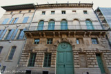 <center>Temple protestant d'Arles</center>Façade arrière.
Durant la révolution, deux partis se sont affrontés, l’un occupait la partie haute de la ville, l’autre la partie basse. En haut, il y avait les blancs, qu’on appelait les chiffonnites ou chiffonniers car au début ils se réunissaient dans la maison de l’abbé Giffon, qu’on a déformé en Chiffon, à coté du théâtre antique. Ils portaient à la boutonnière un chiffon couleur argent. Les autres, dans la partie basse (le port, la Roquette), c’étaient les partisans de la révolution, les monnailiers car ils se réunissaient dans une maison près de la rue de la monnaie. Ces deux partis se sont opposés durant plusieurs années. Ici, on était plus proche des chiffonnites qui ont alors choisi ce lieu pour se réunir. En 1792, la législative a envoyer un bataillon de Marseillais pour rétablir l’or, ils ont détruit le rempart, mais ce bâtiment est resté debout car les chiffonnites étaient partis mais aussi parce qu’il y avait une œuvre de charité, la convalescence des hommes, fondée par un Arlésien Mr Laugier, pour héberger, à leur sortie de l’hôtel Dieu, les hommes pas assez vaillants pour rentrer chez eux, pendant 3 à 6 jours durant lesquels des religieuses s’occupaient d’eux. Ce bâtiment a servi pour les assemblées révolutionnaires. L’association de la Rotonde, qui ne remboursait plus son prêt, est dissoute en 1803 et exproprié en 1806. Le bâtiment est vendu 3000 francs à un particulier. Il a ensuite servi de salle de bal, de concert, pour les réunions politiques, de magasin d’armes. Ce qui lui a redonné de l’importance, c’est qu’il est devenu le Temple de l’église réformée en 1860.