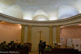 <center>Temple protestant d'Arles</center>Du coté de l’orgue, des alvéoles circulaires et près des portes des alvéoles triangulaires qui permettaient de s’isoler : ce sont des bouges.