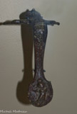 <center>Anse de cruche </center>Bronze. Ier siècle apr. J.-C. ?
Anse de cruche dont le médaillon d'applique est décoré d'un Eros.