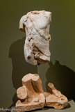 <center>Statue de Bacchus</center>Marbre Blanc. Fin du IIE siècle apr. J.-C.
La peau de bête (nébride), les mèches ondulantes, le petit félin et l'emplacement circulaire du thyrse (bâton) fiché dans le socle permettent d'identifier cette statue à Bacchus.
Il s'agit de l'une de ces sculptures d'agrément parfaitement adaptées à la décoration privée de riches demeures.