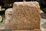 <center>Autel de la corporation des lenunclarii</center>Calcaire jaune de Fontvieille. IIIe siècle apr. J.-C.
Inscription : [Neptuno ?/genio cor-/po]+is len-/[u]nclari/sacrum
Traduction :