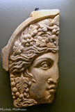 <center>Masque cornier d'un couvercle de sarcophage</center>Marbre blanc. Milieu du IIIe siècle apr. J.-C.
La couronne de ce personnage L'identifie comme Bacchus ou tout au moins comme membre du cortège bachique. Ce type de couvercle est caractéristique de la production des ateliers romains.