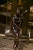 <center>Statuette de danseur</center>Bronze : fonte pleine à la cire perdue Seconde moitié du Ier siècle apr. J.-C.
Le danseur tenait sans doute un instrument du type tambourin ou lyre dans la main gauche, un plectre dans la main droite.
Le vêtement et le visage renvoient au théâtre populaire romain (type de l'esclave). Cette statuette décorait probablement le couvercle d'une lampe en bronze, auquel elle était raccordée par une chaînette (anneau brise sur la tête).