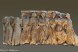 <center>Exposition permanente : sarcophage des Muses</center>Marbre blanc. Provient d'Arles. IIe siècle
Ce décor de sarcophage, malheureusenient dégradé, était déjà exposé avant la Révolution dans le musée installé par les Minimes à Saint-Honoras-des Alyscamps. Apollon, dieu de la musique et de la poésie, y est figuré entouré des Muses dont il préside les jeux sur le Mont Parnasse.
Il est au centre de la composition, reconnaissable à la lyre qu'il tient dans la main droite ramenée contre la poitrine et au corbeau, oiseau qui lui était consacré, situé à ses pieds: De part et d'autre du dieu sont- réparties les Muses, filles de Zeus et de Mnémosyne, personnification de la mémoire. Ces neuf soeurs qui représentent la pensée sous toutes ses formes, chantent, égaient lors des fêtes organisées par les dieux. Ici, seules sont reconnaissables à gauche d'Apollon, Mélpomène (laTragédie), portante une massue, et Thalie (la comédie) tenant un masque de théâtre.