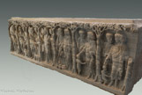 <center>Exposition permanente : Sarcophage dit aux arbres</center>En marbre de Proconnèse, veiné horizontalement (fin du IVe siècle / c.375). Le découpage du motif en colonnade est remplacé ici par des arbres et leurs ramures, qui divisent en sept figures, un christ debout en attitude frontale et hiératique, entouré de part et d'autre de scènes du Christ réalisant divers miracles 
 : « Au centre l’Orante accompagnée d’un homme âgé (peut-être le défunt). Puis, de gauche à droite, la Source Miraculeuse, la Cananéenne, la Multiplication des Pains, les Noces de Cana, la Guérison de l’Aveugle-né, autre miracle. À chaque fois, le Christ est représenté sous les traits du jeune homme imberbe aux cheveux longs et bouclés.