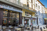 <center>Place du Caramy.</center>Le café de l'univers était le lieu de rassemblement des royalistes, c'était le café blanc. A coté, où maintenant il y a la banque LCL, c'était le café rouge.