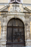 <center>La place Saint-Pierre.</center>La maison du Duc d'Epernon. La porte est en bois clouté, de chaque coté un pilastre, coiffée d'un fronton interrompu.