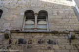 <center>La maison des lanciers.</center>Sur la façade dite de la « maison des lanciers » des crochets en pierre taillée sont encore visibles. Ils devaient permettre d'accrocher un vélum pour protéger la rue du soleil ou de pavoiser tors de festivités.