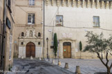 <center>Ancien palais des comtes de Provence</center>Au XIIe siècle, la première résidence des Comtes de Provence se trouve dans le quartier de la paroisse. Le palais actuel est alors une casemate, ouvrage fortifié faisant partie du rempart. En 1264, cette forteresse est transformée en palais qui abrite la résidence des Comtes de Provence mais également les tribunaux et les prisons royales.
Au cours de l'histoire, ce bâtiment est tour à tour le siège du Parlement de Provence à partir de 1416, la Cour des comptes en 1538, plus tard la sous-préfecture (1842 à 1927) puis un dispensaire de la Croix Rouge avant de devenir en 1945 le Musée du Pays Brignolais.