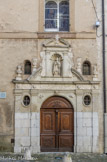 <center>La chapelle Saint-Louis.</center>Elle date de 1566. Ancienne chapelle des Pénitents Gris, à la façade alignée avec le palais comtal.