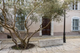 <center>Place des comtes de Provence.</center>Ancien banc de pierre.