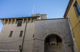 <center>Ancien palais des comtes de Provence</center>Les Prisons Royales de Brignoles sont depuis longtemps établies dans l'aile Ouest de l'ancien Palais des Comtes le Provence. Lorsque la nouvelle prison va être construite en 1840, il reste encore quinze détenus qui sont transférés dans le nouveau bâtiment, place du palais de justice.