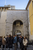 <center>Ancien palais des comtes de Provence</center>Entrée principale du Palais comtal qui permettait un accès direct à la tour de garde. La porte est protégée par une bretèche, petit avant-corps rectangulaire placé au dessus de l'accès.