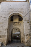 <center>Ancien palais des comtes de Provence</center>Entrée principale du Palais comtal qui permettait un accès direct à la tour de garde. La porte est protégée par une bretèche, petit avant-corps rectangulaire placé au dessus de l'accès.