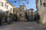 <center>Place des comtes de Provence.</center>Entre le XIIIe et le XIVe siècles, cette place est appelée indifféremment : le forum, place du palais, place des chevaliers, place du marché. Ce dernier se tient ici jusqu'en 1791 où il est transféré place Carami. C'est le lieu administratif, politique judiciaire de la cité.
Les consuls se réunissent dans une maison de ville près du palais jusqu'à l'achat en 1789 du nouvel Hôtel de ville place Carami.