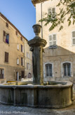 <center>La place Jean Raynaud.</center>Au XVIe siècle, les habitants du quartier, avec l'aide de la commune, achètent les jardins devant la porte pour aménager une place munie d'une fontaine (reconstruite en 1769).