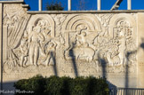 <center>Allégorie au théâtre, au chant et à la comédie</center>Une grande sculpture en bas-relief a été réalisée dans les armées 1990 par Marcel Le Couédic et représente une « Allégorie au théâtre, au chant et à la comédie ». Cette œuvre décore l'entrée du jardin Théâtre. Ici, la fête est mise à l'honneur avec un cochon sculpté au centre, faisant référence à la Foire à la saucisse et aux boudins, se déroulant chaque année en septembre depuis 1698 selon le privilège accordé sous Louis XIII