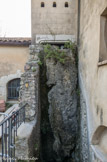 <center>Ancien moulin.</center>Evacuation de l'eau avec des concrétions de tuf.