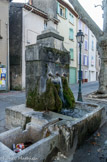 <center>Une fontaine.</center>Les fontaines rivalisent d'originalité et d'élégance, tant elles sont riches et variées. Chaque place ou rue en est équipée afin d'alimenter les habitants en eau. De différents types, à  colonne ou à stèle, elles célèbrent toutes à leur façon l'arrivée de l'eau au village.