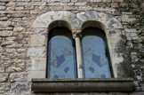 <center>La maison claustrale </center>L'architecture de la façade septentrionale conserve une baie géminée de l'époque romane ainsi que deux grandes croisées à meneaux et croisillons de la Renaissance.