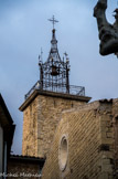 <center>La tour de l'horloge </center>Le gracieux campanile de fer forgé du XVIIIe siècle est installé par un maître serrurier de Rians, M. Bonnard. Pièce unique et élégante, il servait à protéger la doche tout en la laissant tinter même par violent mistral.