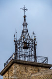 <center>La tour de l'horloge </center>Le gracieux campanile de fer forgé du XVIIIe siècle est installé par un maître serrurier de Rians, M. Bonnard. Pièce unique et élégante, il servait à protéger la doche tout en la laissant tinter même par violent mistral.