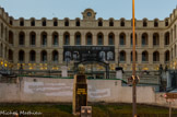 <center>Hôtel-Dieu. </center>Honoré Daumier, né à Marseille le 26 février 1808, est représenté par un magnifique buste en bronze que la municipalité de Jean-Claude Gaudin avait installé au pied de l’Hôtel Dieu, en position dominante face à la place Villeneuve Bargemon sous laquelle s’écrit désormais l’histoire politique de la ville. Mais le buste gênait l’hôtel Intercontinental qui s’ouvrira dans quelques jours dans les augustes murs rénovés de cette très belle architecture hospitalière. Alors Daumier a été descellé et enlevé.