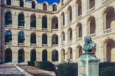 <center>Hôtel-Dieu. </center>Avant la rénovation. Buste en bronze de Daviel, chirurgien du roi, sur le parvis de l'Hôtel-Dieu de Marseille. On peut lire sur le socle : « A exécuté pour la première fois son opération de la cataracte par l'extraction du cristallin le 2(1) avril 1745 à Marseille. »