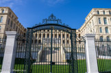 <center>Hôtel-Dieu. </center>Fondé au XIIe siècle, sous le nom d'Hôpital du St Esprit, il fut agrandi à la fin du XVIe siècle par l'annexion d'un autre hôpital, l'hôpital Saint-Jacques-de-Galice. Guillaume de Vair, ancien Garde des Sceaux et président de la Chambre Souveraine de Provence, laissa par testament 36 000 livres à l'hôpital. L'Hôtel Dieu était géré par des recteurs qui à chaque entrée en fonction devaient verser une aumône pour permettre l'achat de lits en fer.