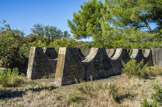 <center></center><center>La poudrerie de Saint-Chamas. </center>Socles de réservoirs horizontaux.