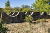 <center></center><center>La poudrerie de Saint-Chamas. </center>Socles de réservoirs horizontaux.