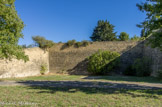 <center></center><center>La poudrerie de Saint-Chamas. </center>Imposants murs de soutènement.