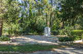 <center></center><center>La poudrerie de Saint-Chamas. </center>Le monument aux victimes des explosions de 1936 et 1940.
Le 16 novembre 1936, une terrible explosion détruise le bâtiment 104 où l'on fabriquait de la tolite (trinitrotoluène - T.N.T). Cet accident fit 53 morts et près de 200 blessés. Tous les ans, à cette même date, une cérémonie a lieu pour commémorer cet événement