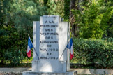 <center></center><center>La poudrerie de Saint-Chamas. </center>Le monument aux victimes des explosions de 1936 et 1940.