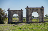 <center></center><center>Le pont flavien à Saint-Chamas. </center>  Le Pont Flavien est un ouvrage d'art romain remarquablement conservé, sur la route qui reliait Marseille à Arles par la rive nord de l'étang de Berre, dans le prolongement de la via Aurelia.
Ce pont mesure 22 mètres de long entre les arcs, près de 6 mètres de large, lance son arche unique en plein centre d'un rayon de 6, 50 mètres à quelques 6 mètres au-dessus de la Touloubre.